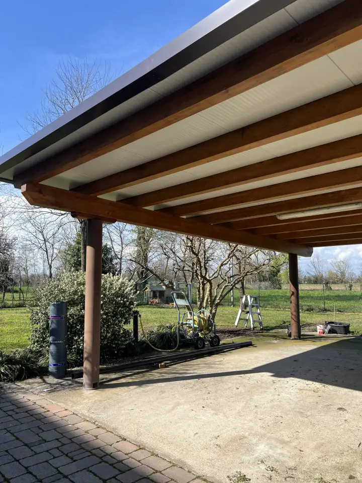 Tettoia legno e lamiera grecata